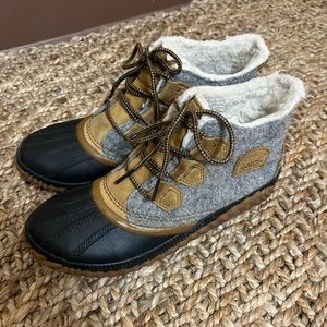 Sorel Out N About Boots Waterproof - Size 8.